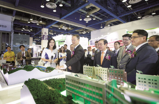 지난 27일 서울 삼성동에서 열린 '한국스마트그리드엑스포 2017' LS산전 전시장에 방문한 백운규 산업통상자원부 장관(왼쪽 첫번째), 장병완 국회 산업통상자원중소벤처기업위원장(왼쪽 두번째), 구자균 LS산전 회장(오른쪽 두번째) 등이 LS산전의 마이크로그리드 기술을 살펴보고 있다. <LS산전 제공>